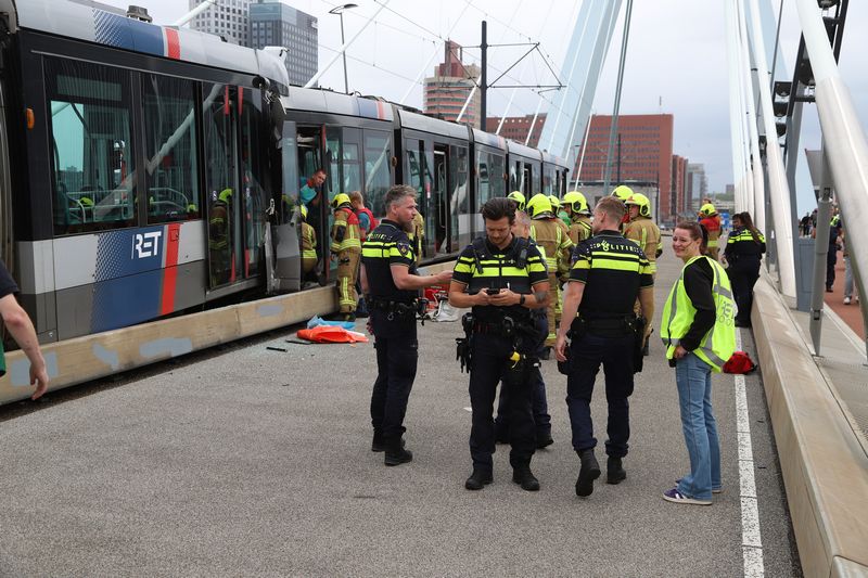 zware trambotsing op Erasmusbrug in Rotterdam